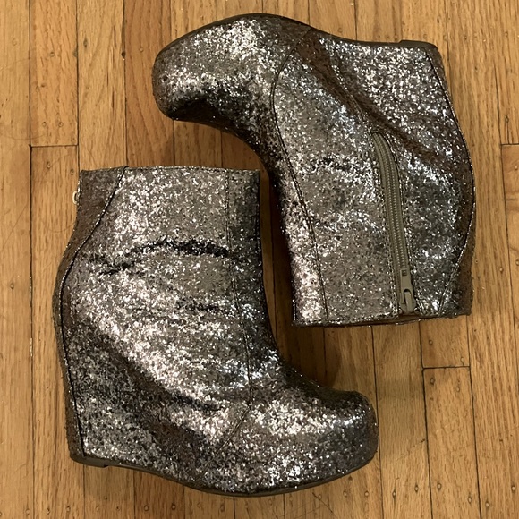 Jeffrey Campbell Shoes - Jeffrey Campbell pewter glitter pixie wedge zip up booties, women’s size 7
